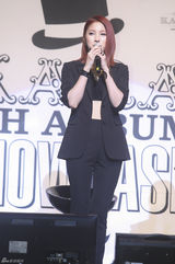 独家高清：Kara性感回归 瘦弱具荷拉腹部现赘肉