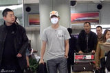 组图：韩庚戴口罩回京 衣着随意一路无语
