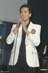 组图：陈晓东35岁生日台湾开唱 遭女歌迷熊抱