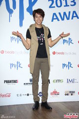 组图：炎亚纶胡宇崴活动现身引粉丝尖叫