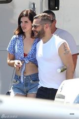 组图：打雷姐红艳泳装身材走样 与型男高空紧拥