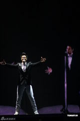 组图：王力宏小巨蛋开唱 “火力全开”大展才艺