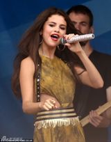 组图：比伯女友赛琳娜开唱 疑真空上阵下体走光