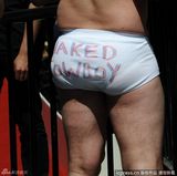 组图：男粉丝只穿内裤搅乱莉顿活动 叫板赤裸牛仔