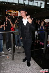 组图：陈豪婚后返港被拍 甜蜜秀婚戒