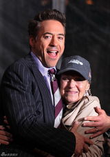 高清组图：小罗伯特-唐尼留手印 不忘宣传新片