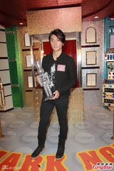 组图：郑伊健获赠水晶机器人 童心未泯最爱游戏