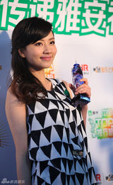 组图：TOP榜后台群星开心合照 奖杯似巨型针头