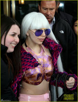 组图：Gaga频换装街头变秀场 女王变夜店女郎