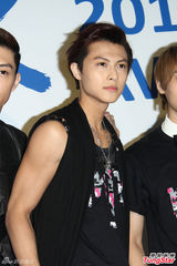 组图：炎亚纶胡宇崴活动现身引粉丝尖叫