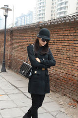 高清组图：贾青街拍LOOK黑色大衣搭配特色帽子