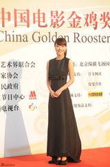 组图：王珞丹亮相红毯 长马尾变邻家女孩