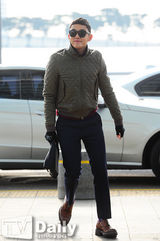 组图：刘亚仁潮装亮相机场 笑容满面吐舌卖萌