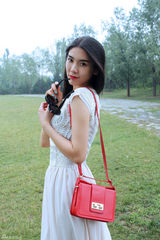 组图：马恺曼街拍LOOK百褶长裙复古