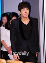 组图：《你的女人》发布会朴英琳深V秀美背