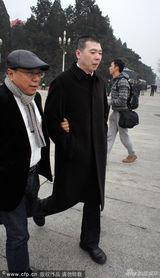 组图：冯小刚现身政协会议 被人搀扶导演范十足