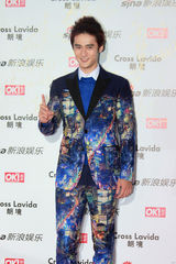 组图：蒋劲夫亮相街拍盛典红毯 夜景西服另类