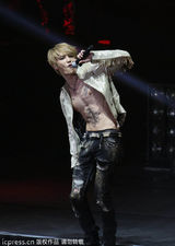 组图：金在中南京火热开唱 赤裸上身大方秀纹身