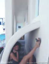 组图：刘欢22岁靓女海外度假照 低胸装秀美腿