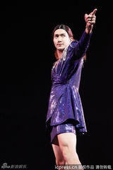 组图：SJ广州开唱女装秀妩媚 银赫脱衣秀胸肌
