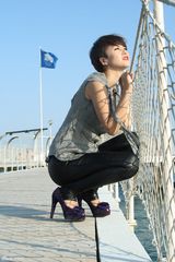 高清组图：谭维维威尼斯写真 浓烈红唇露成熟气质