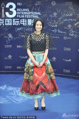 组图：林鹏黑丝配花裙亮相闭幕式蓝毯