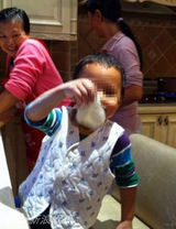 组图：孙悦3岁爱子与家人包饺子 虎头虎脑尽显可爱