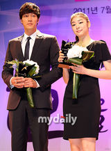 组图：韩星苏志燮金妍儿获韩国观光之星功劳奖