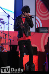 组图：Ailee郑俊英AOA为韩国足球队出征加油