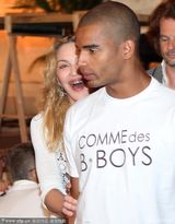 组图：麦当娜牵男友现身音乐节 大笑露满口金牙