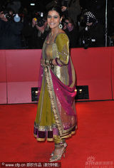 幻灯图：《可汗》首映 女星着印度传统服饰华丽迷人