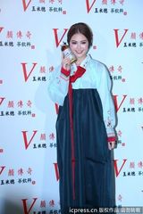 组图：昆凌枚红色短裙秀美腿 换韩服卖力吆喝代言