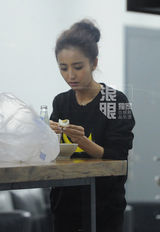 组图：陈思诚佟丽娅紧急回京 连夜录歌筹划婚礼