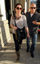 幻灯图集：布兰妮贝利弗山庄血拼 上衣太薄致凸点