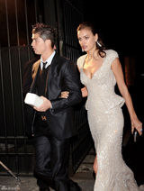 高清图：C罗携女友亮相亲密互动 伊莉娜秀美背