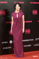 组图：周慧敏白纱裙飘逸现身 小腹扁平力证未怀孕