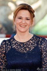 组图：评审团成员马蒂娜-戈黛特蓝色纱裙现身