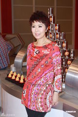 组图：罗嘉良亮相无线饮食节目晒爱的纹身