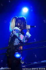 组图：张根硕开唱半裸露点 粉丝着比基尼狂欢