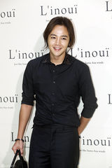 独家高清：张根硕撑品牌活动 少女时代允儿清纯