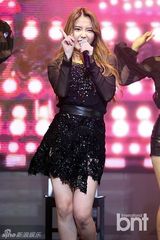 组图：歌手IU透视装宣传新专辑告别甜美展性感