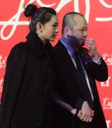 组图：邱淑贞全家出席婚宴 与大女儿谈笑似姐妹