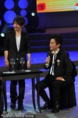 组图：王刚女儿女婿首亮相 台上庆生洋女婿表演武术