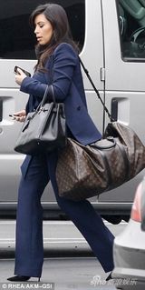 组图：金-卡戴珊硬朗套装遮孕肚 踩高跟鞋血拼