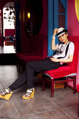 组图：董玥化身时尚女孩 随性街拍尽显潮范儿