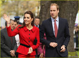 组图：凯特王妃裙装打板球 不顾优雅形象露窘态