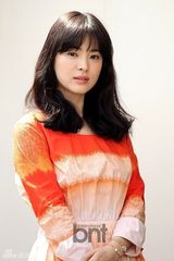 组图：宋慧乔春意写真俏丽 赞赵寅成哭技了得