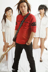 幻灯图：歌手谢华拍暧昧写真 火爆尺度再升级