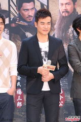 组图：《杨家将》粉丝热情 众帅承诺脱衣