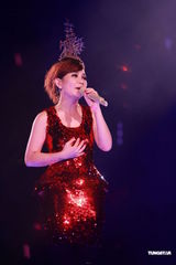 组图：梁静茹银白短裙开唱 送亲笔签名纸飞机